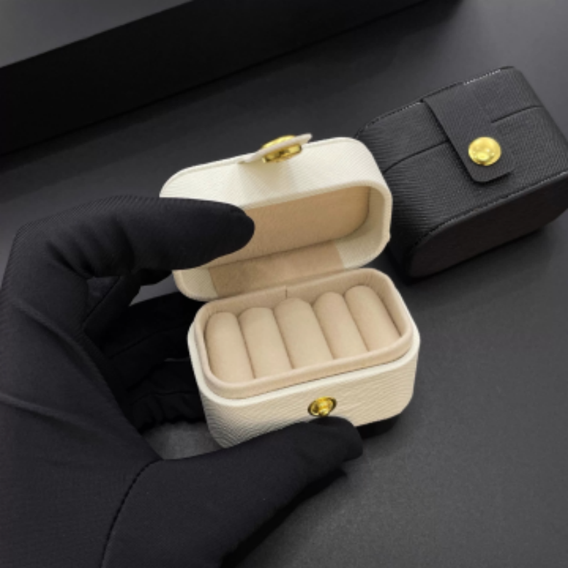 Leather Portable Jewelry Box D - Travel Accessories Display 评论和价格